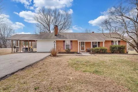 477 Lakeridge Cir, Troutville, VA 24175
