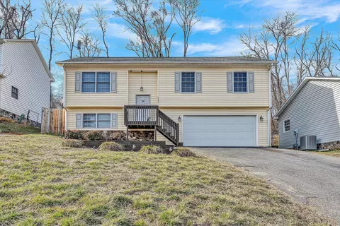 2340 Locust Grove Cir NE, Roanoke, VA 24012