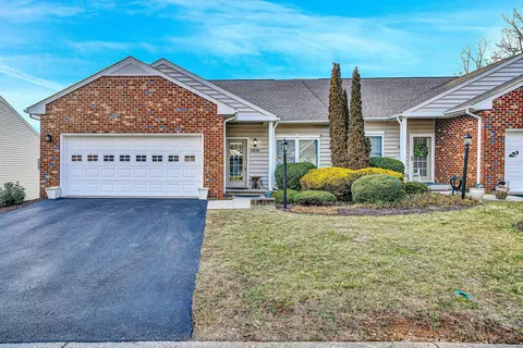 5526 S Village Dr, Roanoke, VA 24018