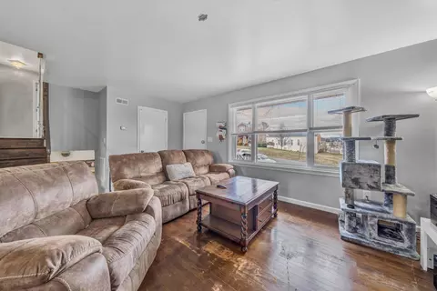 Living - 533 Fleming Ave NE, Roanoke, VA 24012 photo 1 of 3