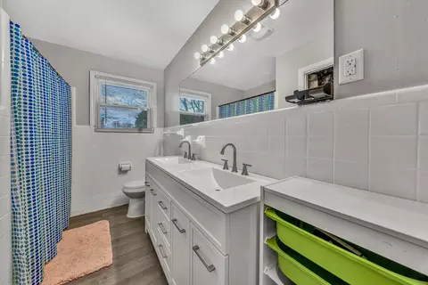 Bath - 533 Fleming Ave NE, Roanoke, VA 24012 photo 2 of 2
