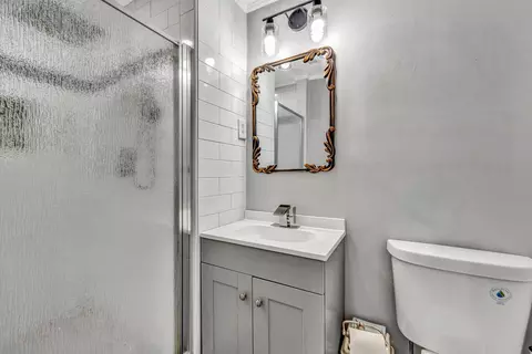 Bath - 533 Fleming Ave NE, Roanoke, VA 24012 photo 1 of 2