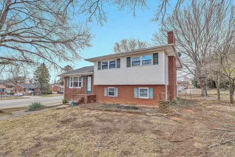 Exterior - 533 Fleming Ave NE, Roanoke, VA 24012 photo 2 of 8