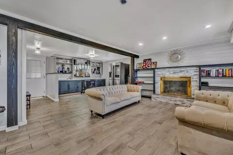 Living - 533 Fleming Ave NE, Roanoke, VA 24012 photo 3 of 3
