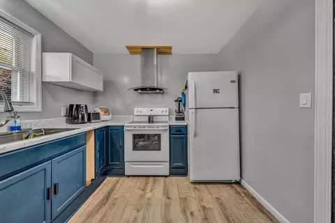 Kitchen - 533 Fleming Ave NE, Roanoke, VA 24012 photo 2 of 2