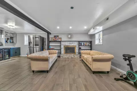 Living - 533 Fleming Ave NE, Roanoke, VA 24012 photo 2 of 3