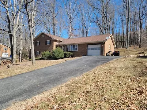 300 Arrowhead Trl, Christiansburg, VA 24073