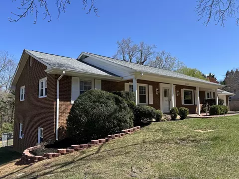 4770 Hickory Hill Dr, Roanoke, VA 24018
