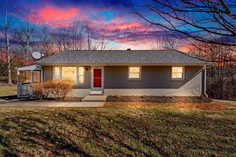 2426 Lovers Ln, Vinton, VA 24179
