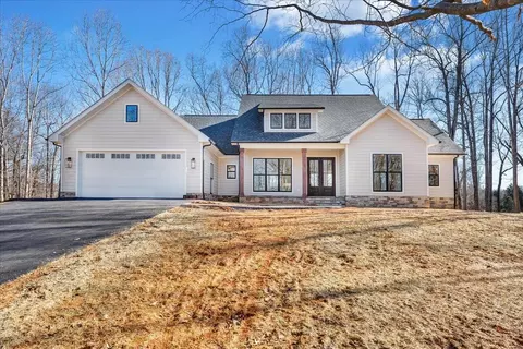 560 Back Nine Dr, Moneta, VA 24121