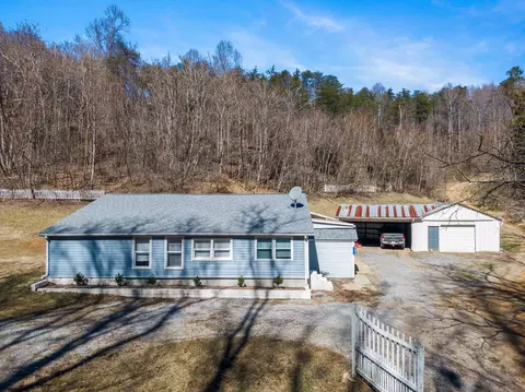 5679 Berry Patch Ln, Elliston, VA 24087 photo 4