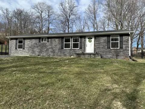100 Beachview Ln, Troutville, VA 24175