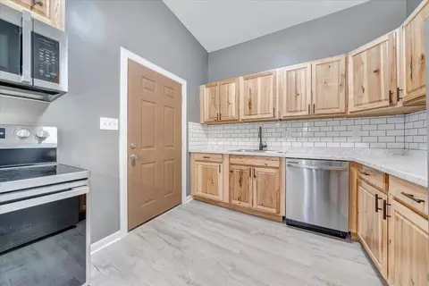 Entry Way - 2214 Brookside Ln SE, Roanoke, VA 24014 photo 1 of 3