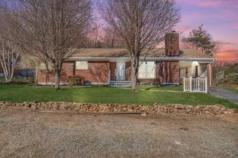 3520 Robyn Rd SW, Roanoke, VA 24015
