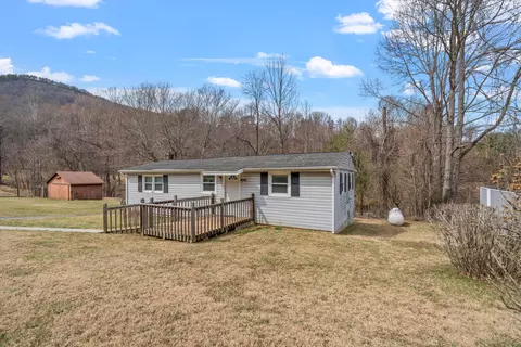 466 Greenway Hollow Rd, Troutville, VA 24175