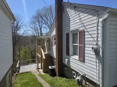 631 E Kline St, Covington, VA 24426 photo 3