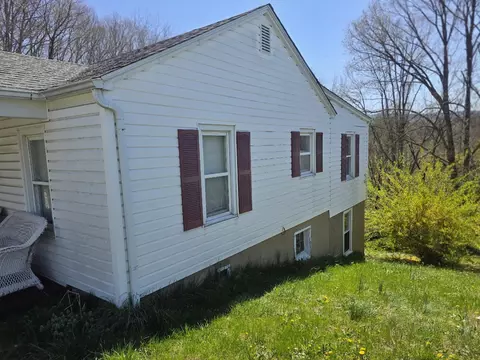 631 E Kline St, Covington, VA 24426 photo 2