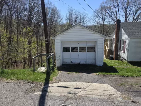 631 E Kline St, Covington, VA 24426 photo 5