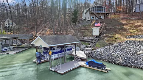760 Lakemount Dr, Moneta, VA 24121