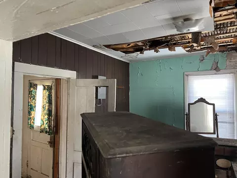 Entry Way - 321 E Pine St, Covington, VA 24426 photo 1 of 3