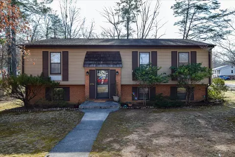 2754 Tanglewood Dr, Roanoke, VA 24018