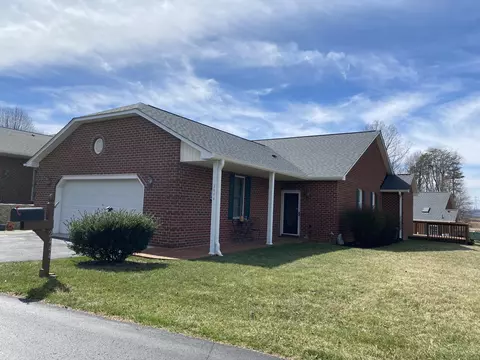 2444 Feather Garden Cir, Vinton, VA 24179