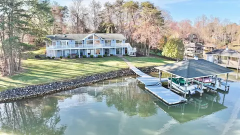 264 Riverbay Dr, Moneta, VA 24121