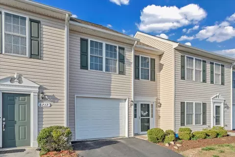 6711 Village Green Dr, Roanoke, VA 24019
