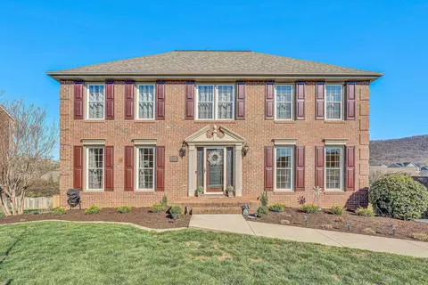 2816 Edgefield Dr, Vinton, VA 24179