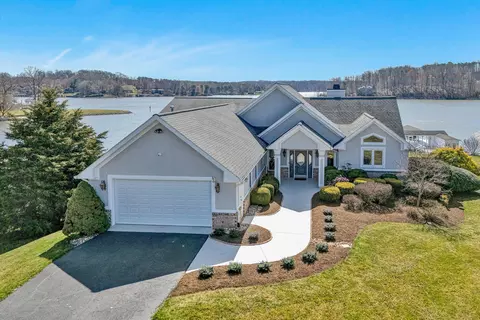 759 Boxwood Green Dr, Wirtz, VA 24184