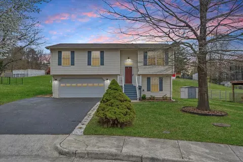 3382 Village Court Ln NE, Roanoke, VA 24012
