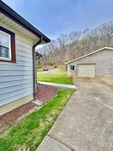 1240 W Jackson St, Covington, VA 24426 photo 7