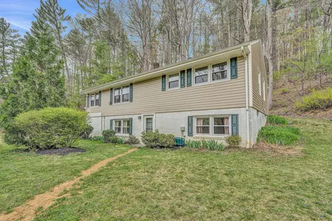 7514 Mt Chestnut Rd, Roanoke, VA 24018