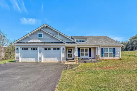 250 Windsor Castle Dr, Moneta, VA 24121