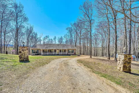 430 Braxton Dr, Buchanan, VA 24066 photo 2