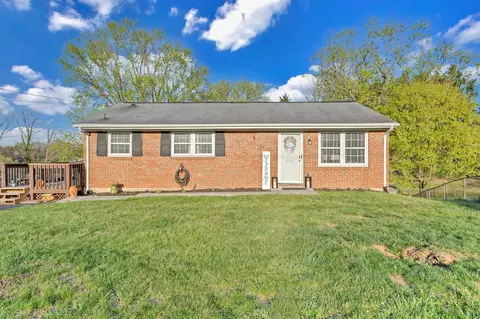 4040 Pebble Dr, Roanoke, VA 24014