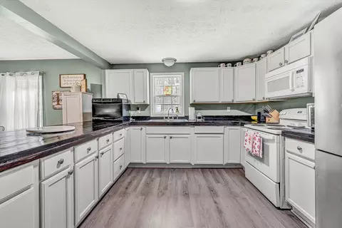 Kitchen - 5282 Keffer Rd, Catawba, VA 24070 photo 2 of 2
