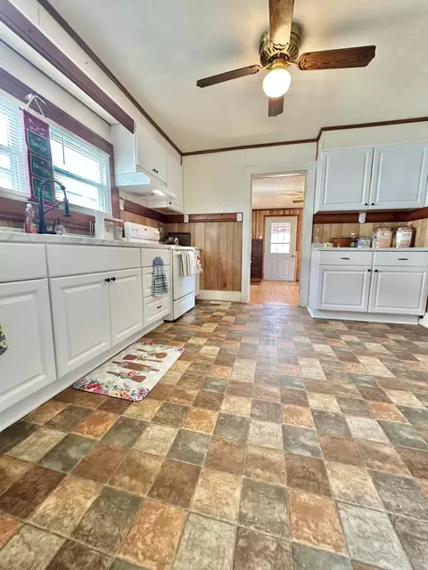 Kitchen - 343 E Oak St, Covington, VA 24426 photo 3 of 10