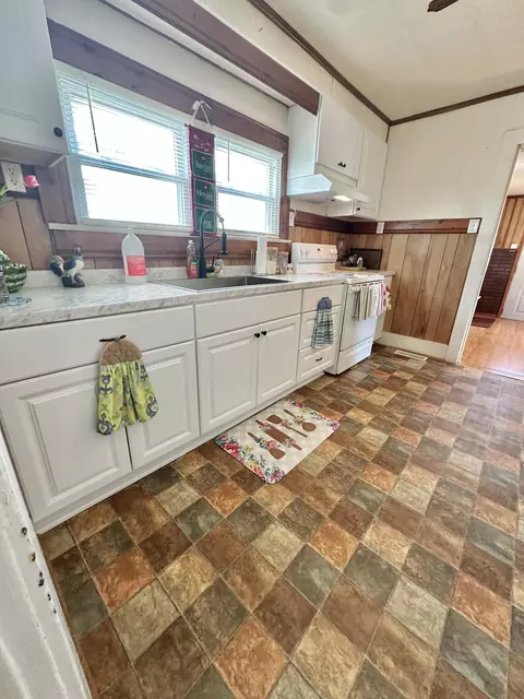 Kitchen - 343 E Oak St, Covington, VA 24426 photo 4 of 10