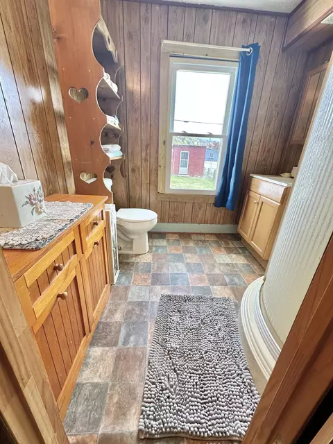 Bath - 343 E Oak St, Covington, VA 24426 photo 2 of 3