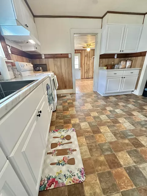 Kitchen - 343 E Oak St, Covington, VA 24426 photo 5 of 10