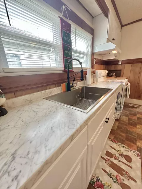 Kitchen - 343 E Oak St, Covington, VA 24426 photo 6 of 10