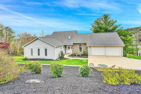 1506 Links View Dr, Salem, VA 24153