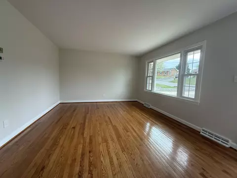 Living - 723 Pyrtle Dr, Salem, VA 24153 photo 2 of 4