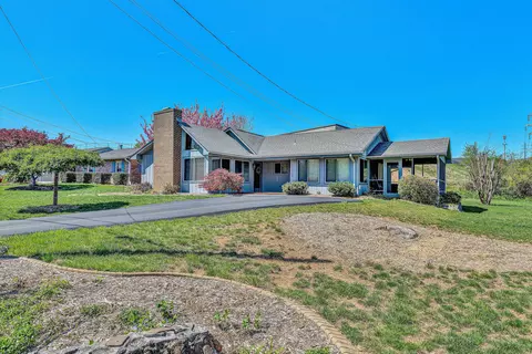 3105 Embassy Dr, Roanoke, VA 24019