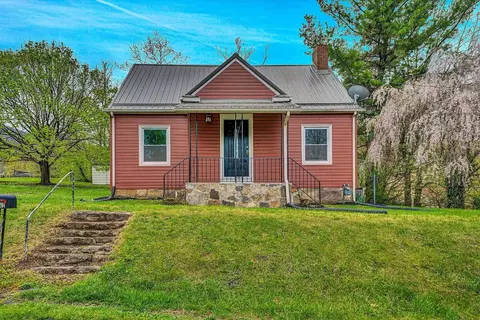 904 Westview St, Narrows, VA 24124