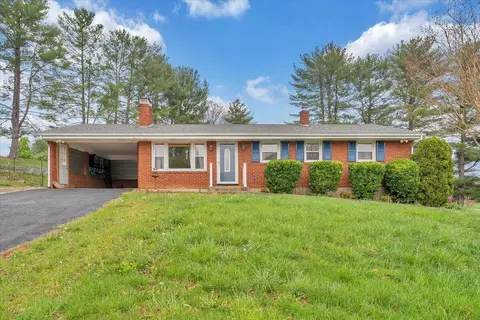 520 Peachtree Valley Dr, Roanoke, VA 24012