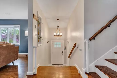 Entry Way - 3522 Pinevale Rd, Roanoke, VA 24018 photo 1 of 9