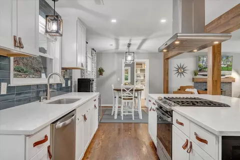 Kitchen - 3522 Pinevale Rd, Roanoke, VA 24018 photo 3 of 10