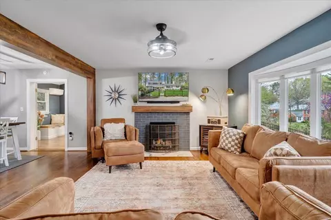Living - 3522 Pinevale Rd, Roanoke, VA 24018 photo 3 of 8